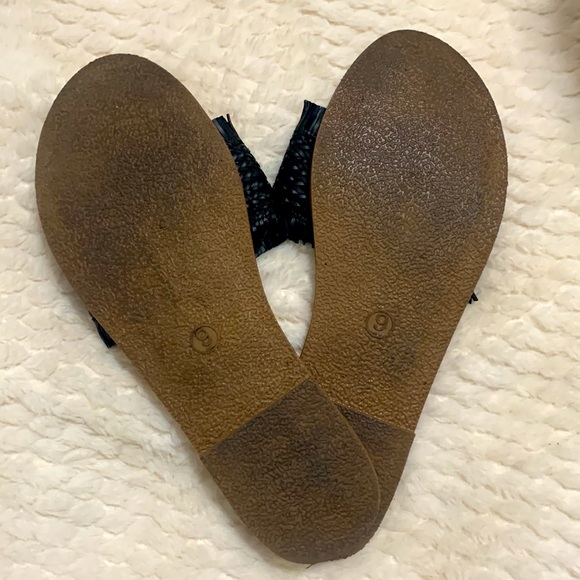 Size 9 American Eagle Flat Black Fringe Sandals - Picture 3 of 5